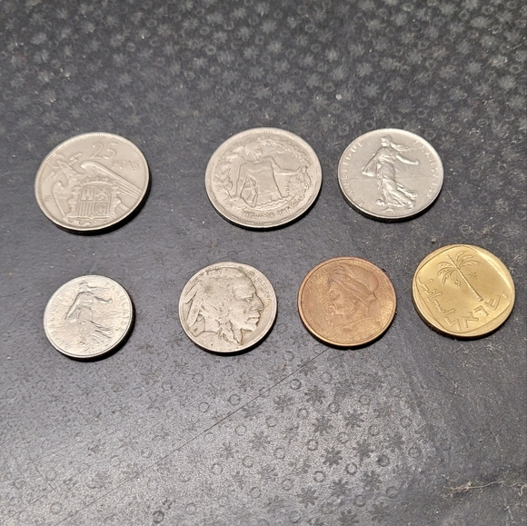 Lot of seven collectable coins - Picture 1 of 3